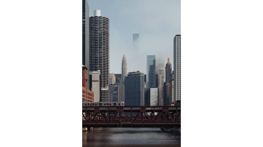 Chicago: Architecture Boat Tour with Drinks - The guides turn buildings into stories