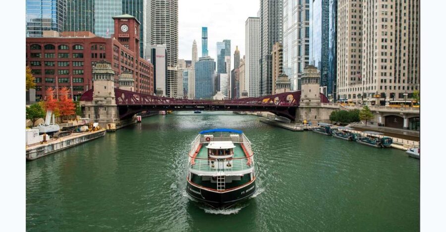 Chicago: Architecture Boat Tour with Drinks - Who will get the most from this tour