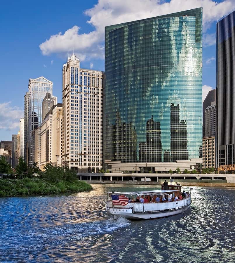 Chicago: Historic Architecture Chicago River Small Boat Tour - Chicago’s Modern Skyline From River Level