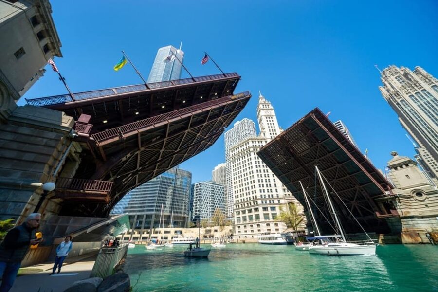 Chicago History and Architecture Walking Tour - What the guide adds to the walk