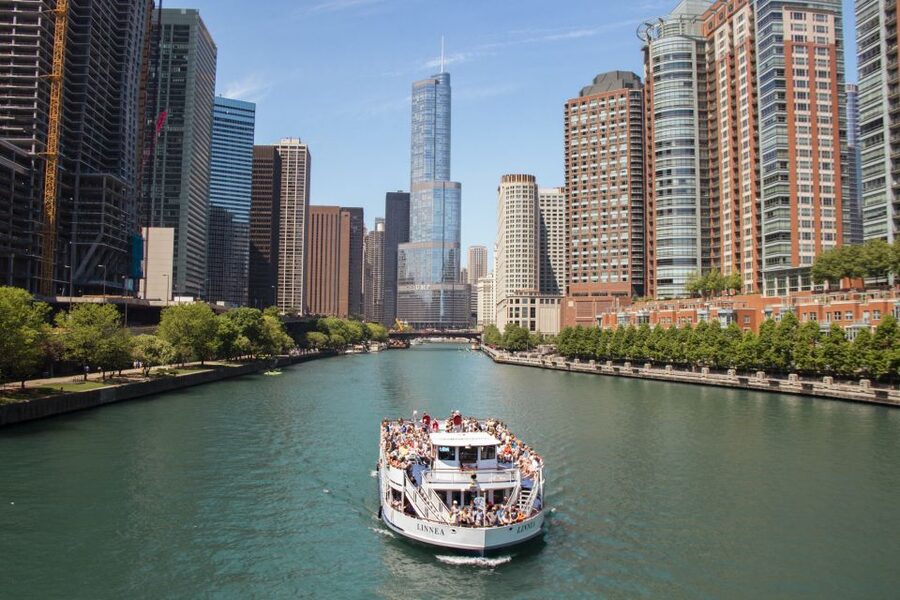 Chicago River: 1.5-Hour Guided Architecture Cruise - Finding the dock near the DuSable Bridge