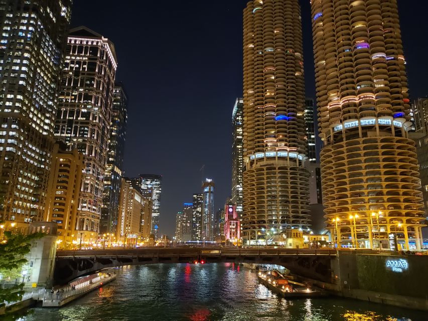 Chicago River: 1.5-Hour Guided Architecture Cruise - Choosing the open deck or the warm interior