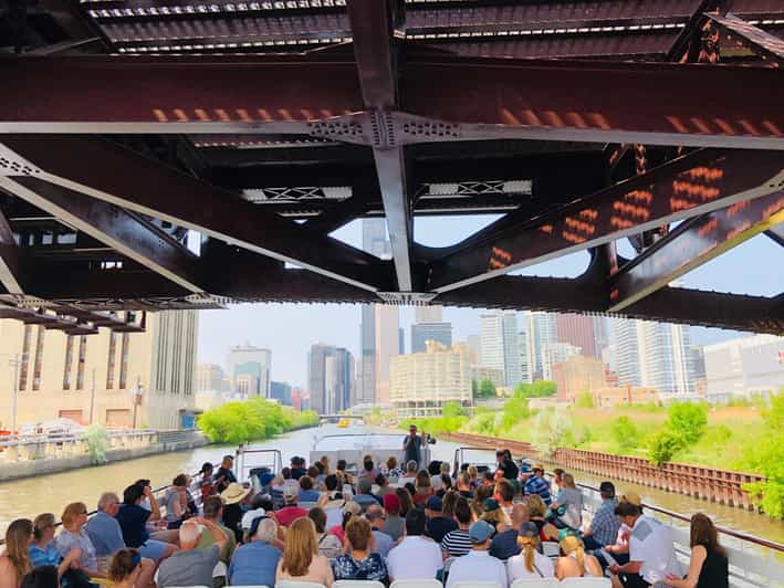 Chicago River 90-Min Architecture Boat Tour - Choosing between open-air and enclosed seating