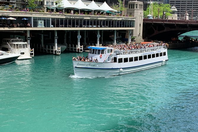 Chicago River 90-Minute Architecture Boat Tour - Choosing between the upper deck and enclosed cabin