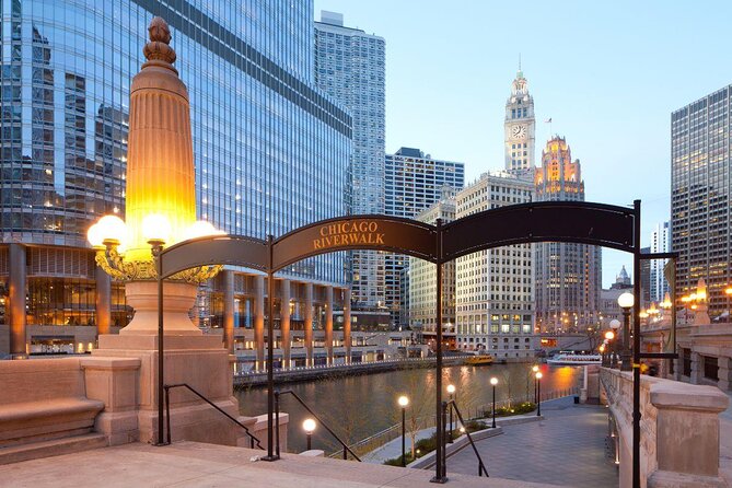 Chicago River 90-Minute Architecture Tour - The first look: the DuSable Bridge and the Chicago River