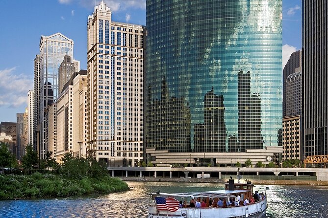 Chicago River Architecture Tour Aboard a Historic Yacht - The historic wooden yacht experience