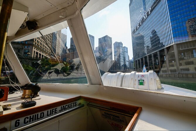 Chicago River Architecture Tour Aboard a Historic Yacht - Magnificent Mile and the Michigan Avenue Bridge