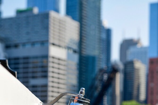 Chicago River Architecture Tour Aboard a Historic Yacht - How the guide-led format affects the ride