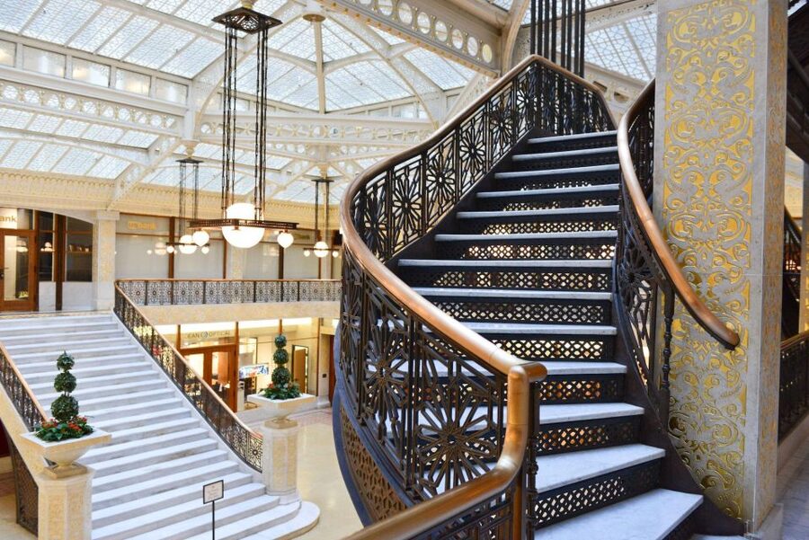 Chicago: Secret Interiors Architecture Walking Tour - What the guides add to the experience