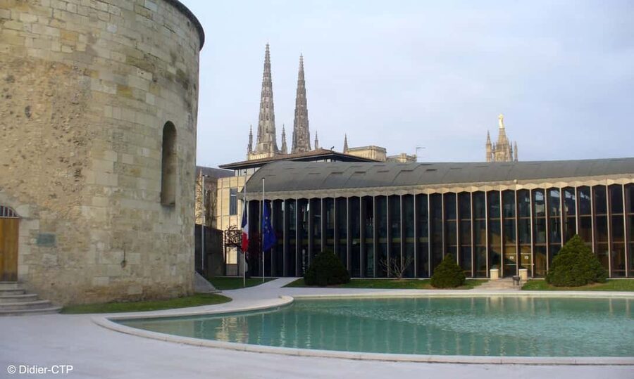 Contemporary Architecture in Bordeaux city center! - Should You Book It?