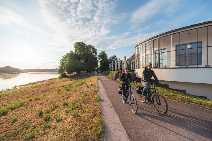 Dessau: Bauhausbauten Radtour - The Historic Employment Office and practical modern design