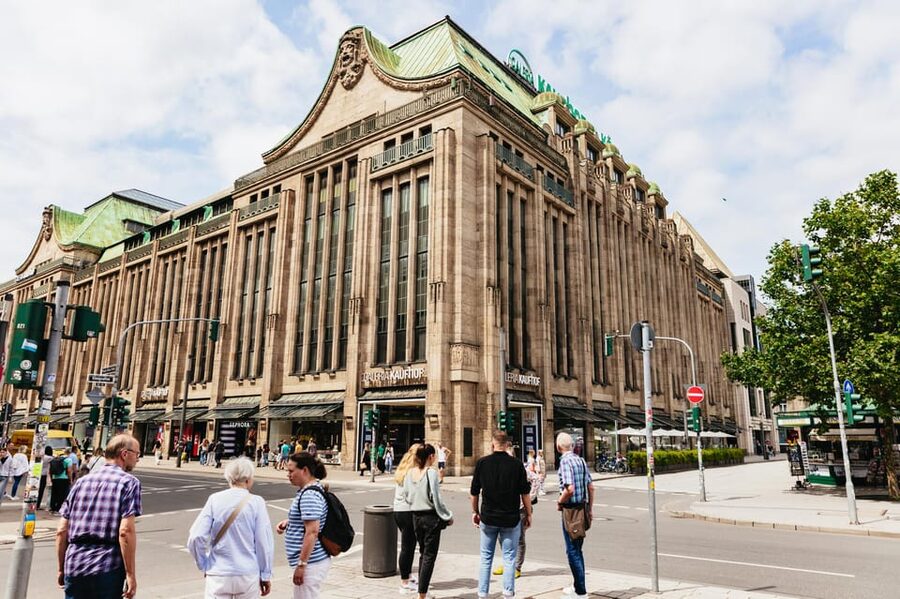 Düsseldorf: Guided City Architecture Walking Tour - What the guide adds to the buildings