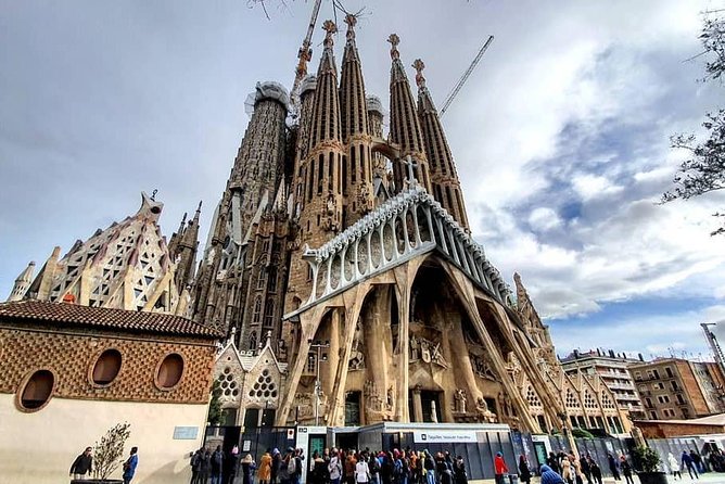 Explore Barcelona with a Private Gaudí Experience - Meeting at Gran Teatre del Liceu