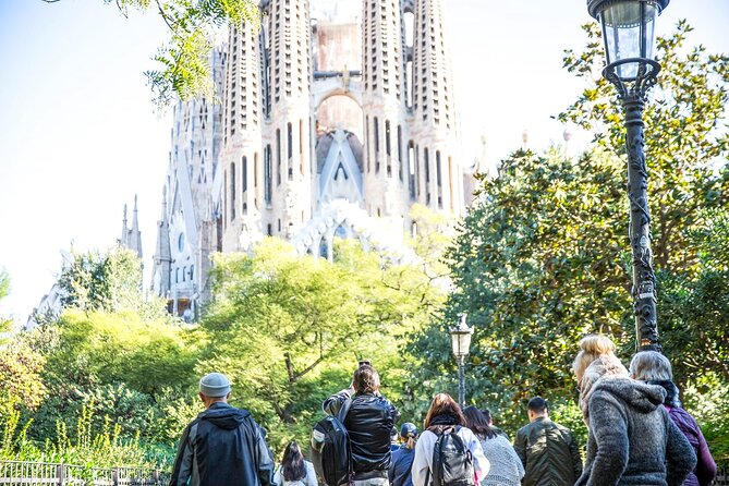 Fast Track Sagrada Familia & Park Guell the best of Gaudí - What bilingual guiding means in practice