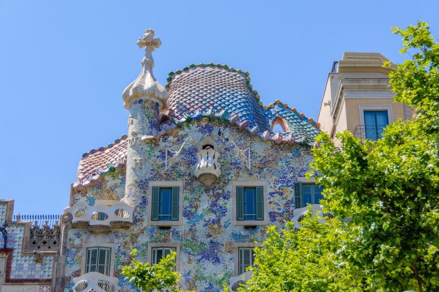 From Costa Brava: Barcelona and Antoni Gaudí's Work Bus Tour - Following Gaudí from the Costa Brava to Barcelona