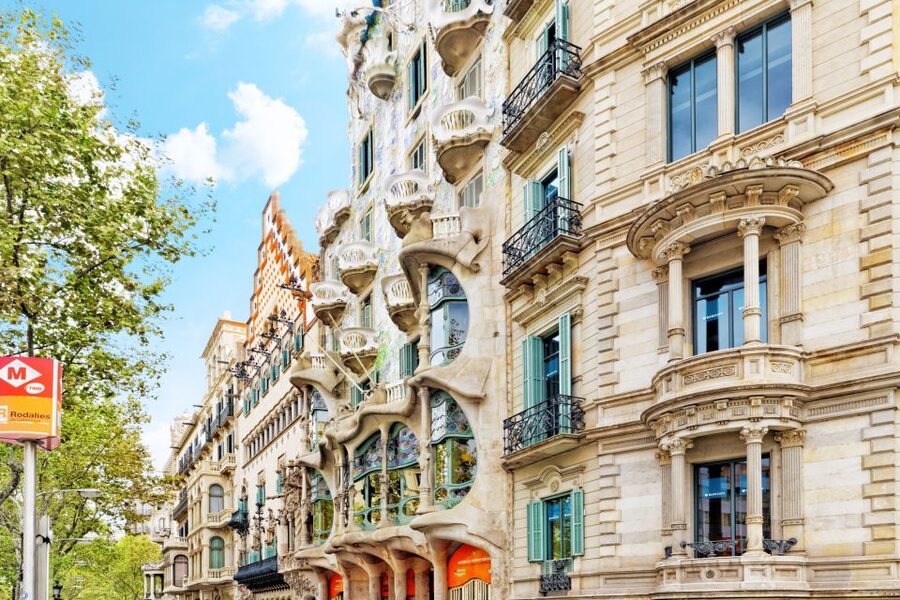 From Costa Brava: Barcelona and Antoni Gaudí's Work Bus Tour - Casa Batlló and Gaudí’s city-center style