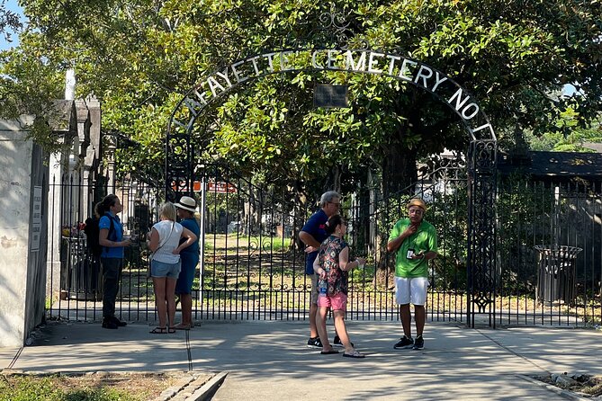 Garden District Architecture Walking Tour in New Orleans - The importance of the guide