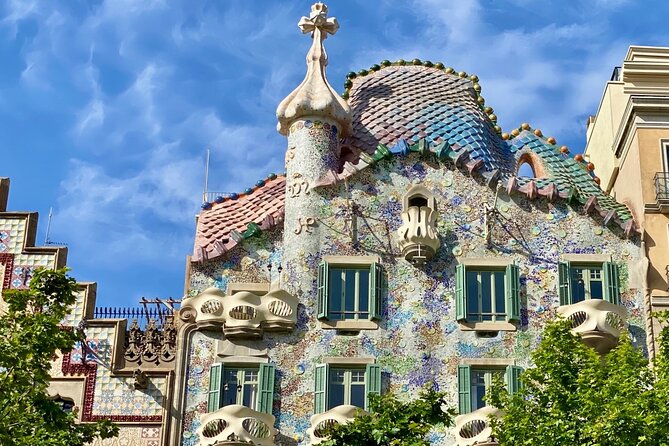 Gaudí and Barcelona Legends Walking Tour - Casa Milà begins the architectural story