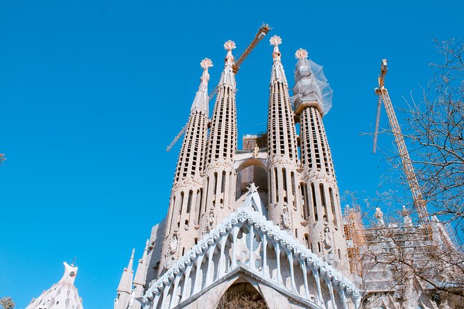 Gaudi and La Sagrada Familia Exterior Self-Guided Audio Tour - What the app includes, and what it does not