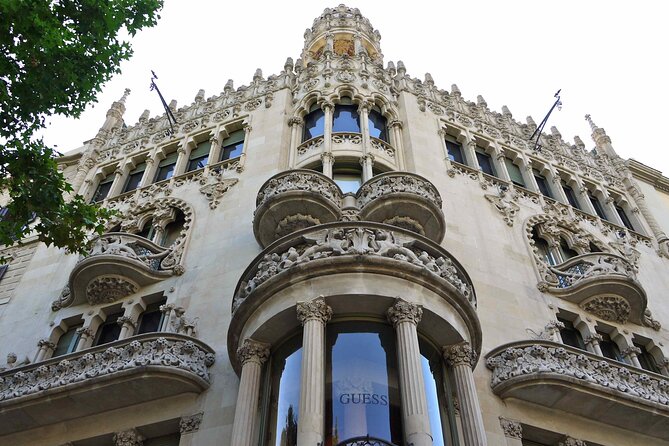 Gaudí and Modernism - Private Walking Tour - Reaching Sagrada Família and reading Gaudí from outside