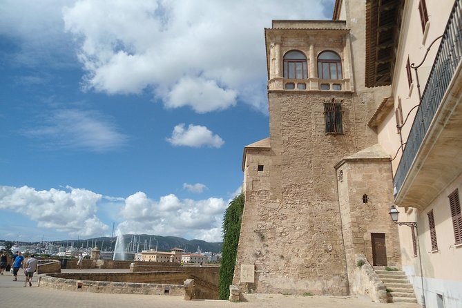Gaudí and Modernist Art: Guided Tour in Palma de Mallorca - Priority entry and the question of timing