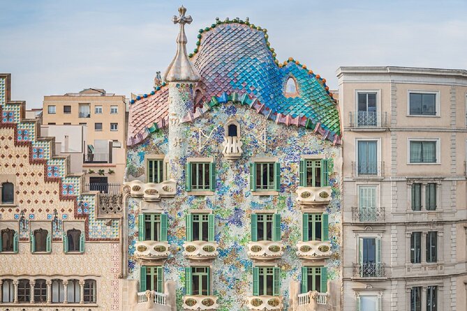 Gaudi Guided Tour: Casa Batllo, La Pedrera & Casa Vicens - The walk to La Pedrera