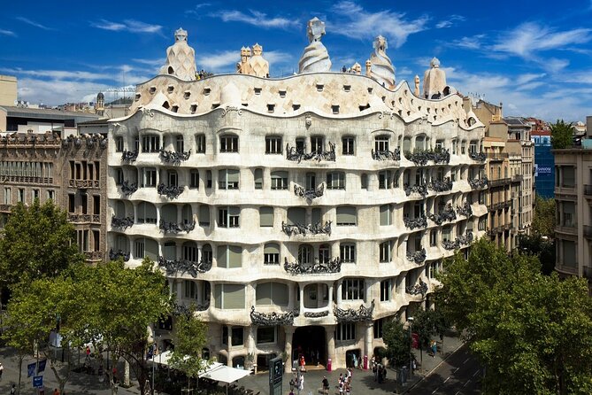 Gaudi Guided Tour: Casa Batllo, La Pedrera & Casa Vicens - Casa Batlló and Gaudí’s dragon story