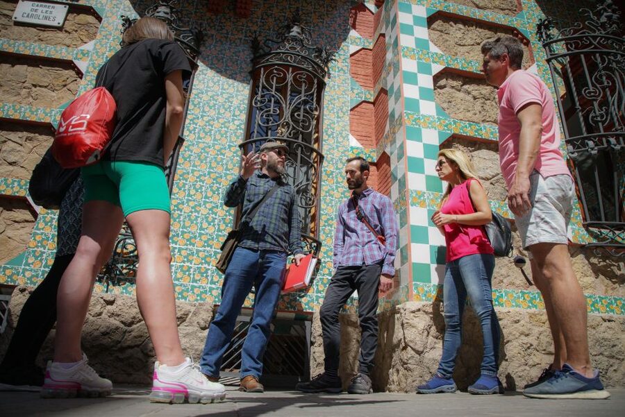 Gaudi UNESCO Highlights - 4h Small Group Bike Tour - La Pedrera and Casa Batllo line Passeig de Gracia