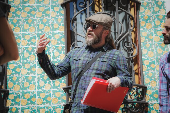 Gaudi UNESCO Highlights Small Group Bike Tour - A pause in Plaça Reial