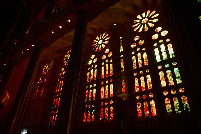 Gaudis Sunset Sagrada Familia and Parc Güell Guided English Tour - What the guide adds inside the basilica