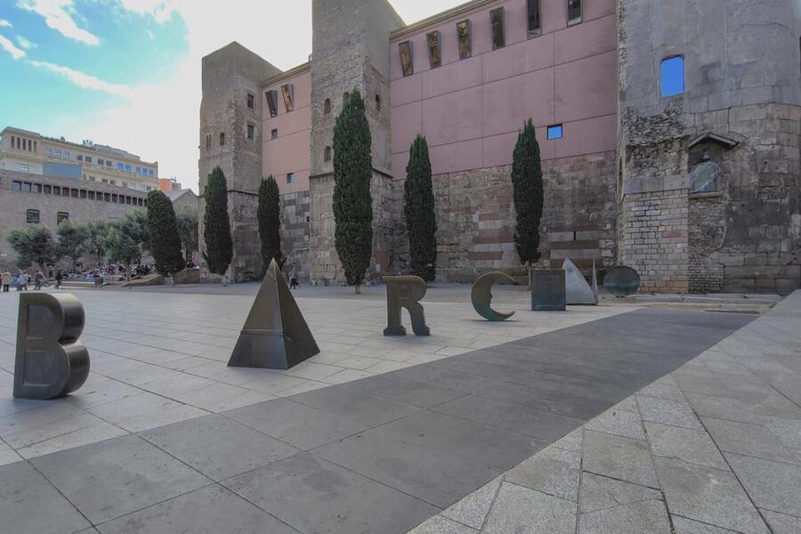 Gothic Quarter & Gaudí's Treasures Small-Group Tour - Key points at a glance
