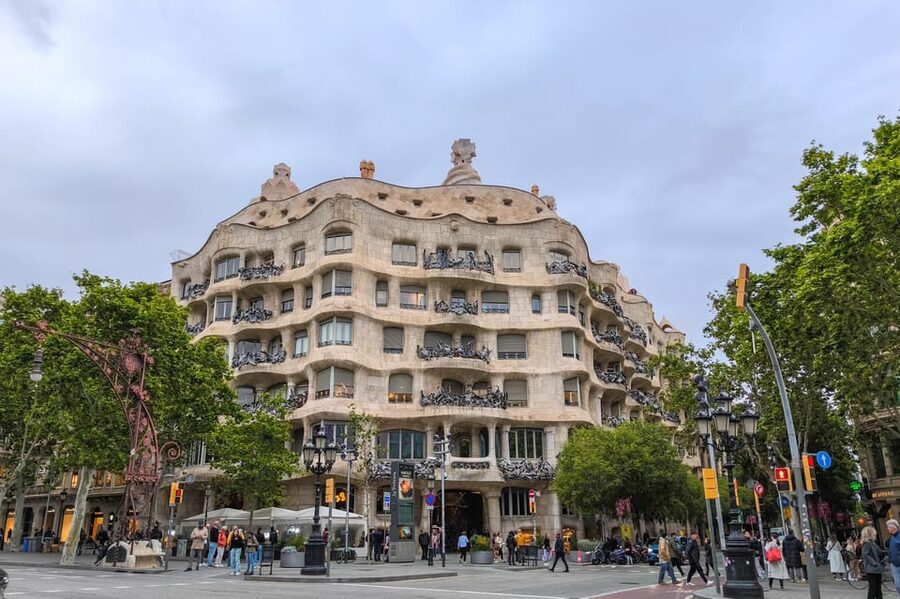 Gothic Quarter & Gaudí's Treasures Small-Group Tour - The shift to Eixample