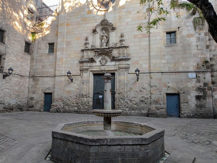 Gothic Quarter & Gaudí's Treasures Small-Group Tour - Starting outside Starbucks