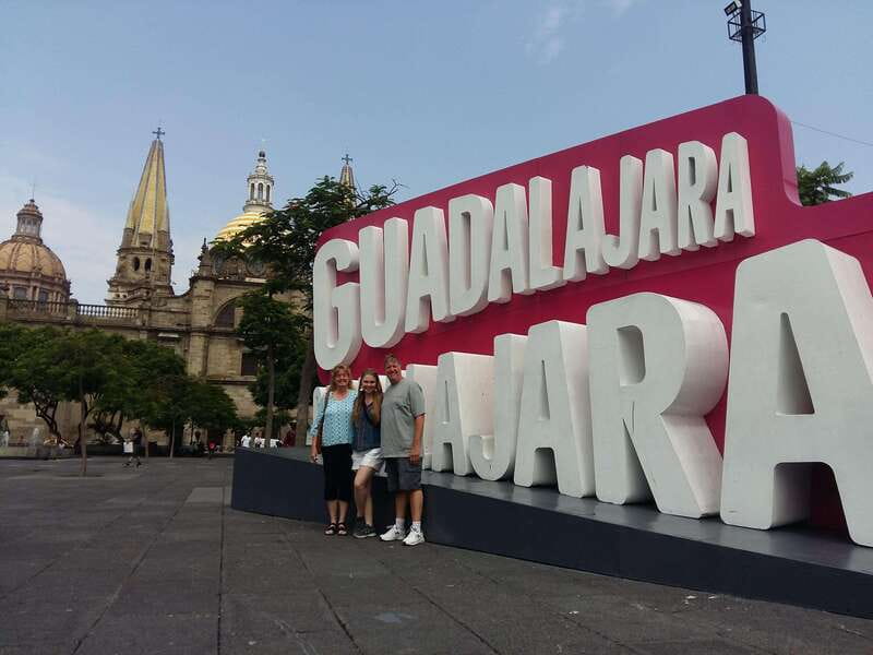 Guadalajara: Culture, Architecture, and Market Walking Tour - Rotonda de los Jaliscienses Ilustres and Plaza de Armas