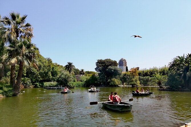 Guided Tour Ciutadella Park Nature, Triumphal Arch and Gaudí in Barcelona. - Timing, walking comfort, and group size