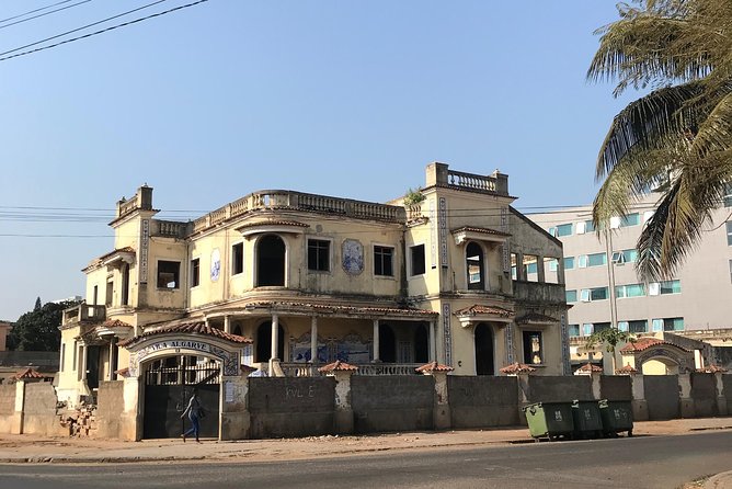 Indispensable Maputo Art and Architecture Walking Tour - Browsing FEIMA’s handmade work