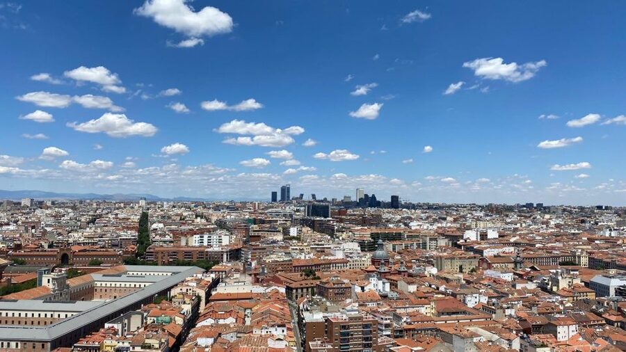 Madrid: Gran Vía Rooftops and Architecture Tour - From the Metropolis Building into Gran Vía