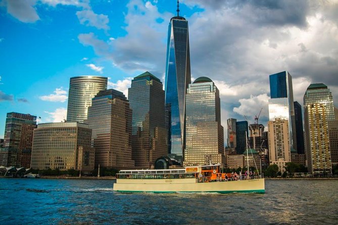 Manhattan Architecture Yacht Cruise - Boarding at Pier 62 and settling into the yacht
