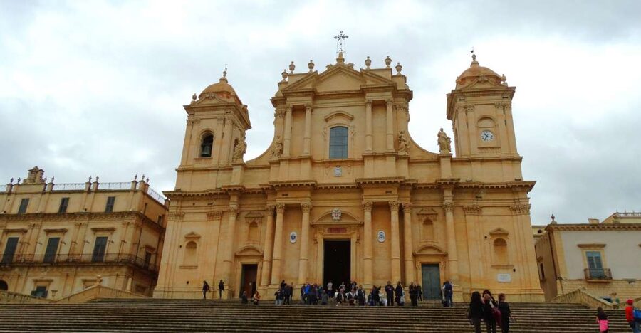 Noto: Sicilian Baroque Architecture Guided Walking Tour - Santa Chiara and the details above eye level