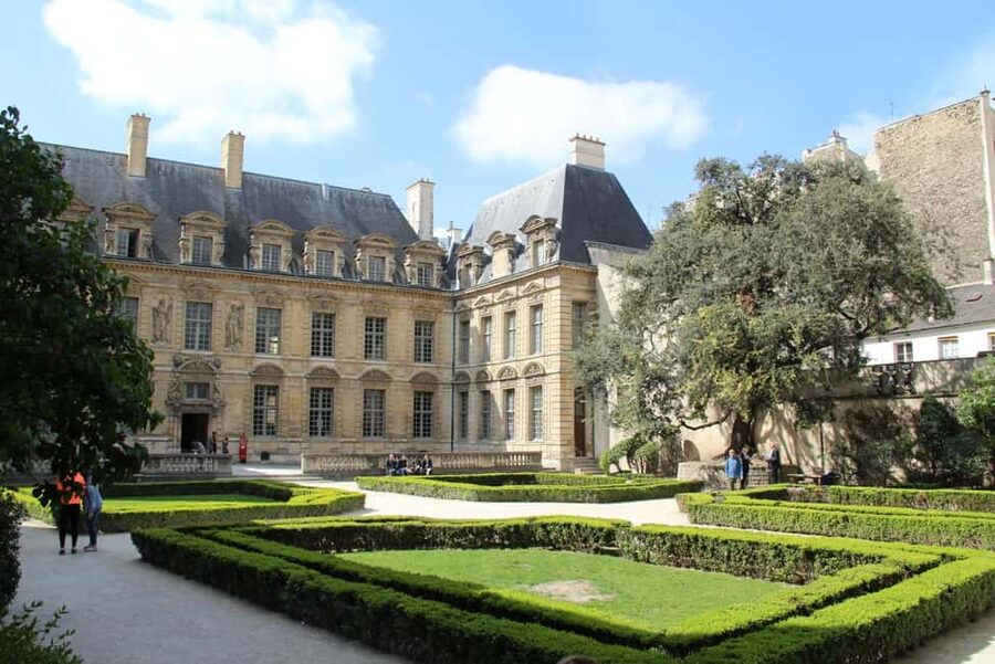 Paris: Discover the hidden architecture gems of Le Marais - Starting at Saint-Paul and entering old Paris