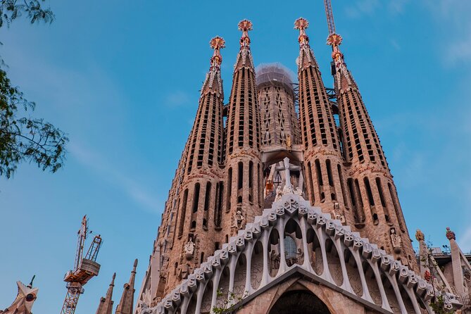 Photo Walking Tour Sagrada Familia and Gaudí in Barcelona - Casa Comalat and Palau Malaya add quieter discoveries