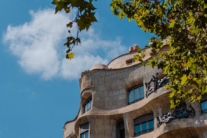 Photo Walking Tour Sagrada Familia and Gaudí in Barcelona - Sagrada Família becomes the main visual challenge