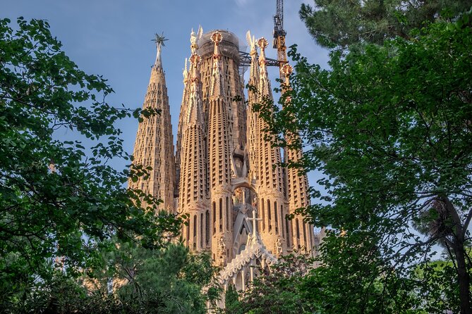 Photo Walking Tour Sagrada Familia and Gaudí in Barcelona - What the guide adds to the walking route