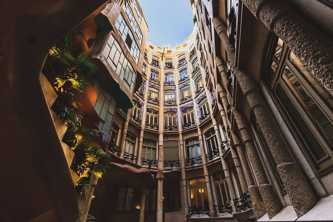 Private Barcelona Bike Tour, Gaudi's Art and Medieval Districts with Local Guide - Arc de Triomf and the route inland