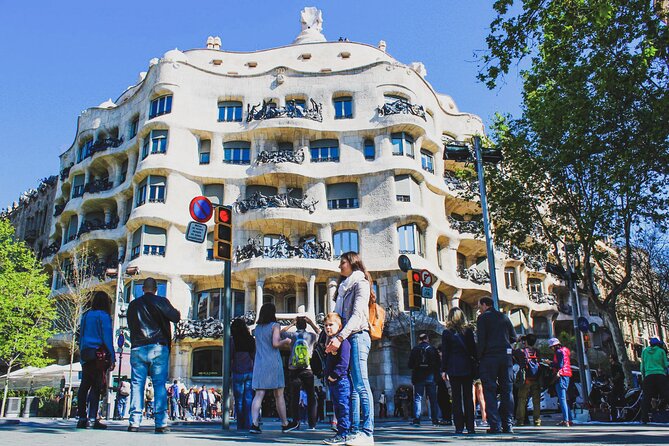 Private Barcelona Bike Tour, Gaudi's Art and Medieval Districts with Local Guide - What the guides add to the ride