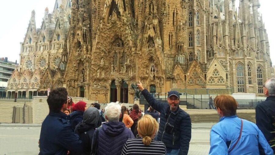 Private Barcelona Modernism and Gaudí Walking Tour - Palau Montaner and the wider Modernist story
