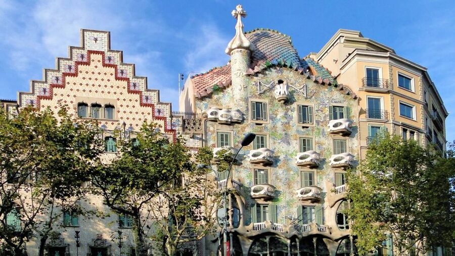 Private Barcelona Modernism and Gaudí Walking Tour - Passeig de Gràcia and the famous architectural trio