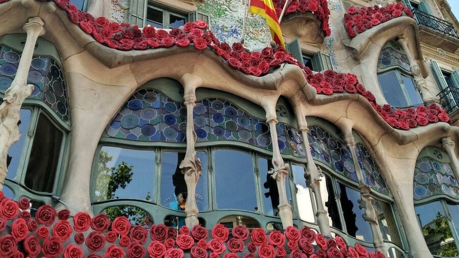 Private Barcelona Modernism and Gaudí Walking Tour - Casa Calvet and the quieter side of Gaudí