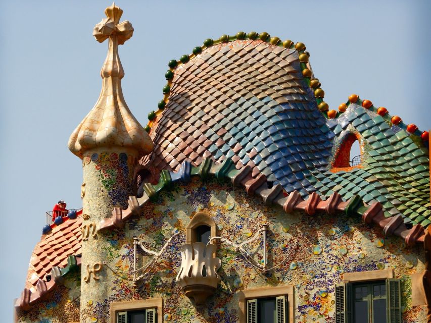 Private Barcelona Modernism and Gaudí Walking Tour - Palau del Baró de Quadres and Casa de les Punxes