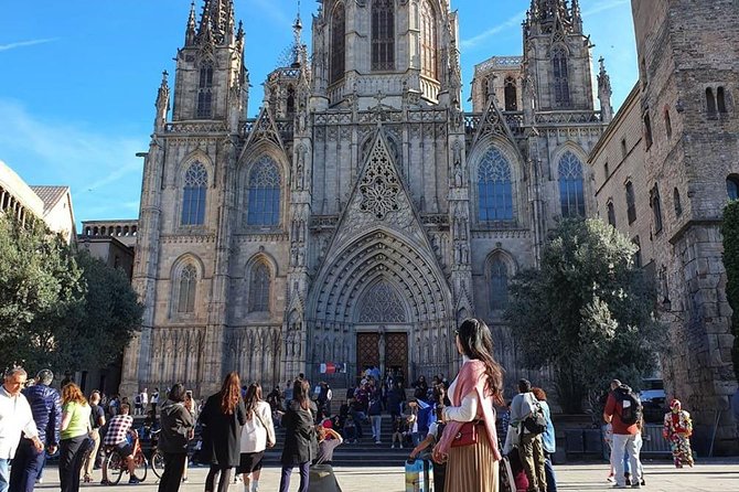 Ramblas, Old Town, Gothic and Gaudi Architecture Walking Tour - Plaça Reial and the character of the old town